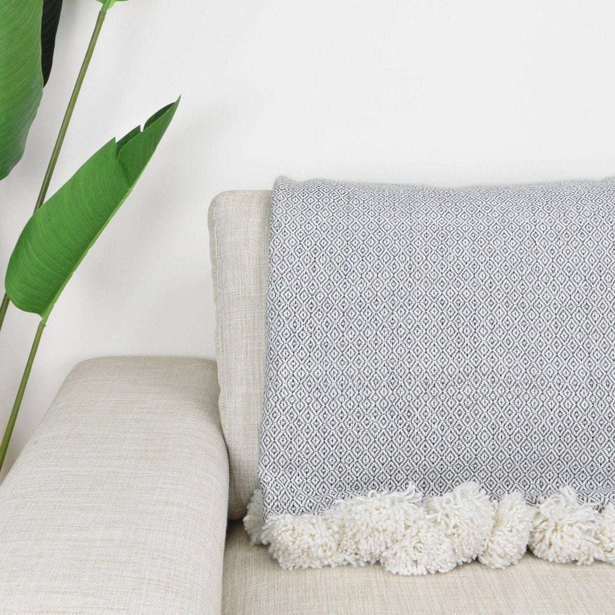 Couverture Pompon Blanc et Gris - 280 x 180 cm