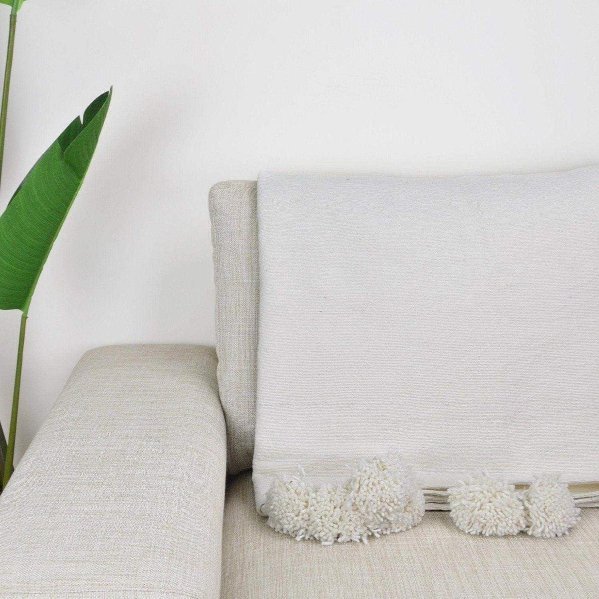 Couverture Pompon Blanche Moroccan Furniture Benisouk 