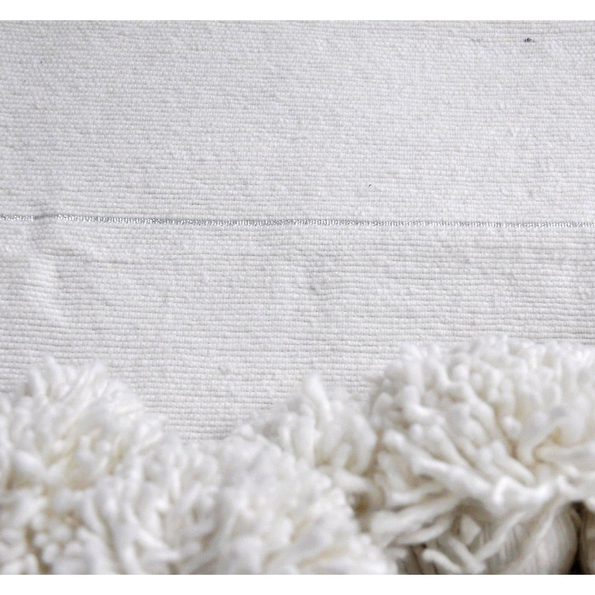 Couverture Pompon Blanche et Argent Moroccan Furniture Benisouk 
