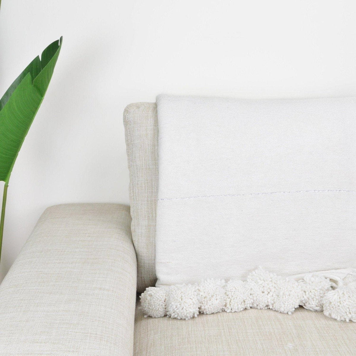 Couverture Pompon Blanche et Argent Moroccan Furniture Benisouk 