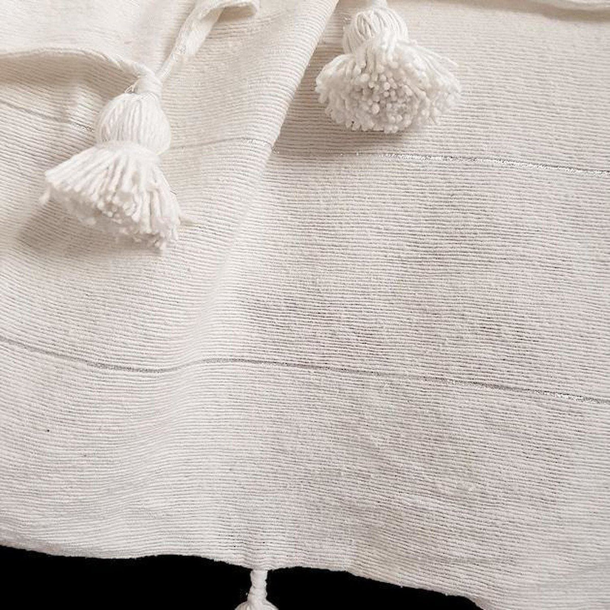 Couverture Pompon Blanche et Argent Moroccan Furniture Benisouk 