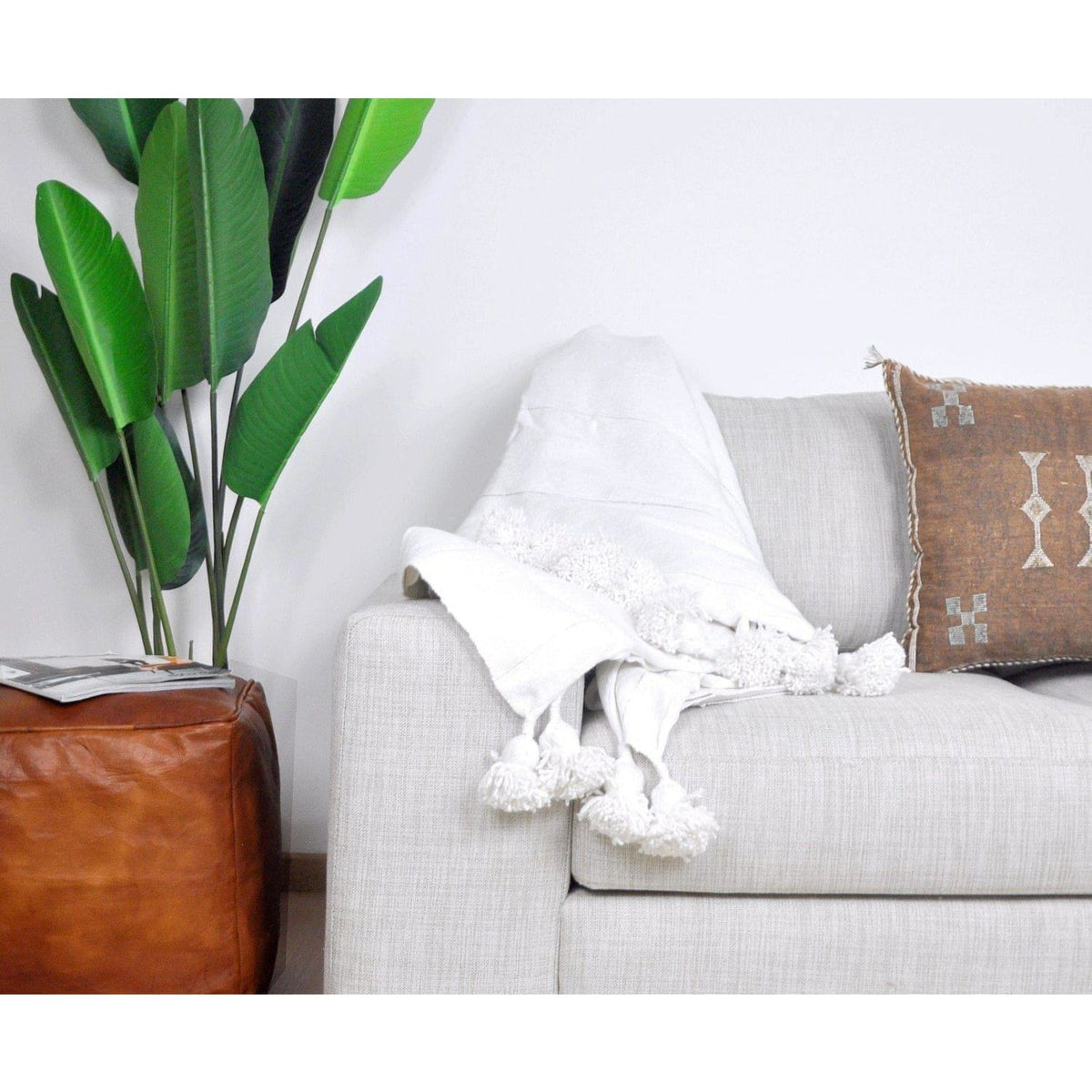 Couverture Pompon Blanche et Argent Moroccan Furniture Benisouk 