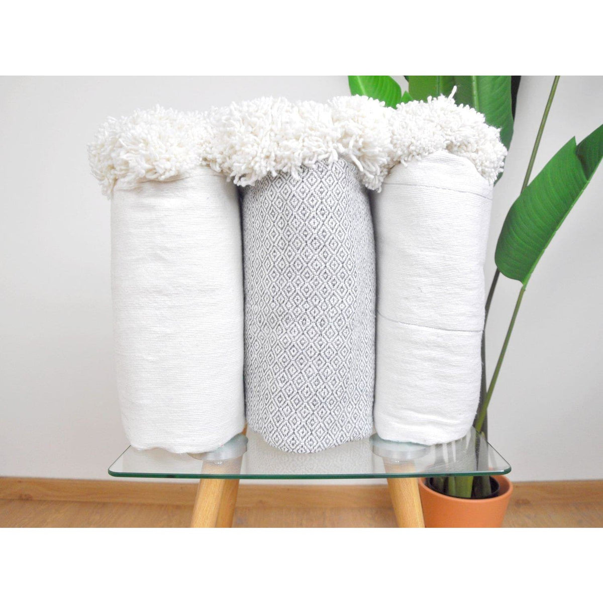 Couverture Pompon Blanche et Argent Moroccan Furniture Benisouk 