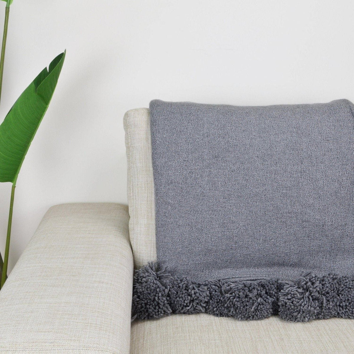 Couverture Pompon Grise